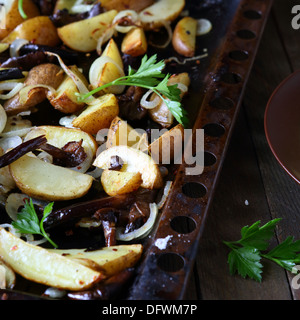 Kartoffelscheiben mit Champignons und Zwiebeln auf ein Backblech legen, Essen Stockfoto