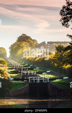 Am frühen Morgen bei Caen Hill Locks auf der Kennet und Avon Kanal in Devizes, Wiltshire. Stockfoto