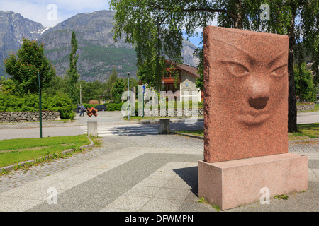 Skulptur im öffentlichen Raum in Troll Dorf von Eidfjord Kommune, Måbødalen, Hardanger, Hordaland, Norwegen, Skandinavien Stockfoto