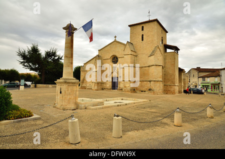 l'Église De La Sainte-Trinité (Kirche St. Trinity) im Zentrum von Coulon, Deux-Sèvres, Poitou-Charentes, Frankreich Stockfoto