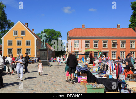 Outdoor-Wochenende Flohmarkt Stände in der Altstadt, Torvet Square, Gamlebyen, Fredrikstad, Ostfold, Norwegen, Skandinavien Stockfoto