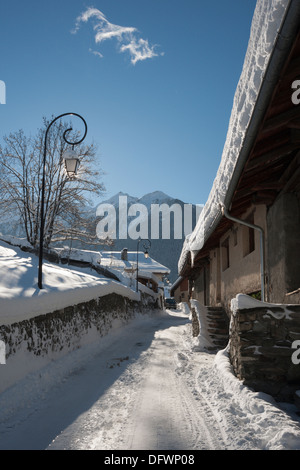 Eine schneebedeckte Straße Straßenleuchte mit Cloud in den französischen Alpen. Stockfoto