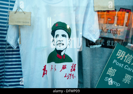 Populäre lustige T-shirt genannt Obamao (Kompilation von Barack Obama und Mao Zedong) in Nanluoguxiang Hutong, Peking, China Stockfoto