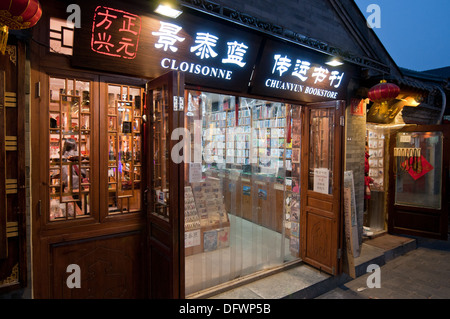 Buchhandlung in Nanluoguxiang Hutong - eines der berühmtesten Hutongs in Peking, China Stockfoto