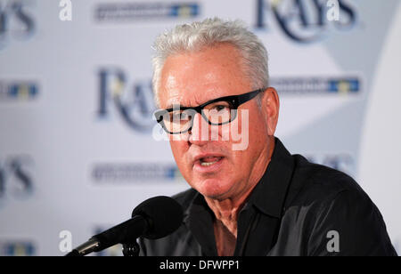 St. Petersburg, Florida, USA. 9. Oktober 2013. JAMES BORCHUCK | Times.Joe Müller beantwortet Fragen während einer Saison einpacken Pressekonferenz im Tropicana Field Mittwoch, 9. Oktober 2013 in St. Petersburg, FL. Credit: James Borchuck/Tampa Bay Times/ZUMAPRESS.com/Alamy Live News Stockfoto