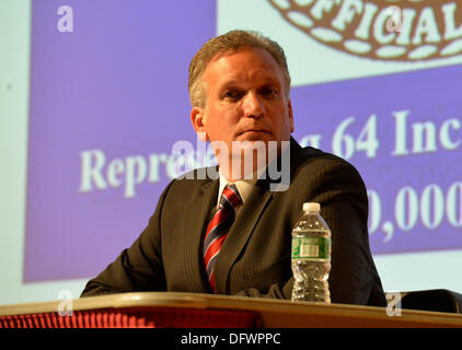 Old Westbury, New York, USA 8. Oktober 2013. Republikanische EDWARD MANGANO, Nassau County Executive Debatten mit ehemaligen Nassau County Executive Suozzi n eine Debatte, veranstaltet von der Nassau County Dorf Beamten Association, 64 eingearbeitete Dörfer mit 450.000 Einwohner vertreten, wie der Gegner einen Rückkampf in den Wahlen im November 2013 stehen.  Bildnachweis: Ann E Parry/Alamy Live-Nachrichten Stockfoto