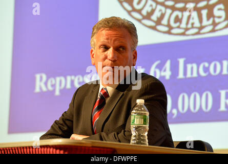 Old Westbury, New York, USA 8. Oktober 2013. Republikanische EDWARD MANGANO, Nassau County Executive Debatten mit ehemaligen Nassau County Executive Suozzi n eine Debatte, veranstaltet von der Nassau County Dorf Beamten Association, 64 eingearbeitete Dörfer mit 450.000 Einwohner vertreten, wie der Gegner einen Rückkampf in den Wahlen im November 2013 stehen.  Bildnachweis: Ann E Parry/Alamy Live-Nachrichten Stockfoto