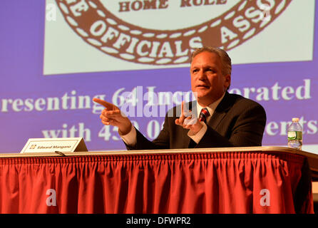 Old Westbury, New York, USA 8. Oktober 2013. Republikanische EDWARD MANGANO, Nassau County Executive Debatten mit ehemaligen Nassau County Executive Suozzi n eine Debatte, veranstaltet von der Nassau County Dorf Beamten Association, 64 eingearbeitete Dörfer mit 450.000 Einwohner vertreten, wie der Gegner einen Rückkampf in den Wahlen im November 2013 stehen.  Bildnachweis: Ann E Parry/Alamy Live-Nachrichten Stockfoto