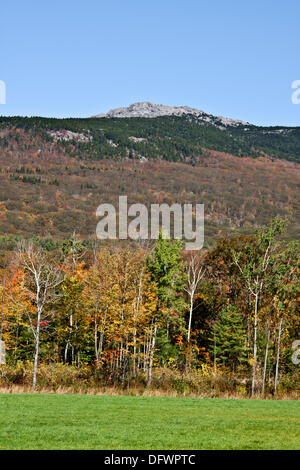 Monadnock erhebt sich über Felder und Wälder, dieses Bild wurde auf der Route 124 in Jaffrey, New Hampshire. Dieser Berg ist angeblich die meisten Kletterte Berg der Welt sein und ist beliebt bei College Outing Clubs Stockfoto