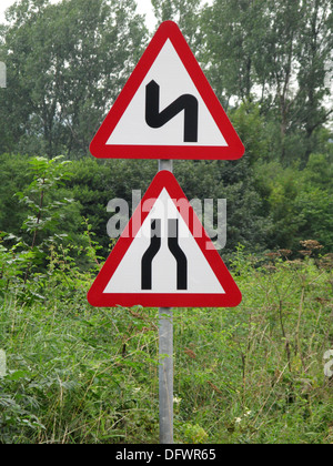 Rotes Dreieck Vorsicht und Achtung Verkehrszeichen für eine Verengung Straße und kurvenreiche Straße, UK Stockfoto