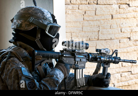 US Army Fallschirmjäger zugewiesen, das 1. Bataillon, 508. Fallschirm-Infanterie-Regiment, 82nd Airborne Division bietet Sicherheit im Nahkampf Kampftraining während einer Air Assault Mission 26. September 2013 in Fort Bragg, NC. Stockfoto