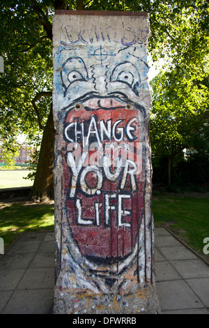 Abschnitt der Berliner Mauer mit Graffiti von Indiano außerhalb des Imperial War Museum, Lambeth Road, London, UK. Stockfoto