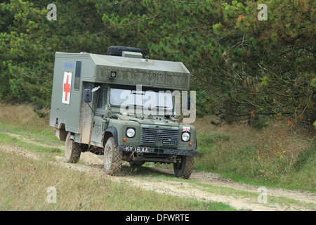 Land Rover Defender 130 Schlachtfeld Krankenwagen auf einem Feldweg auf Salisbury Plain Truppenübungsplatz. Stockfoto