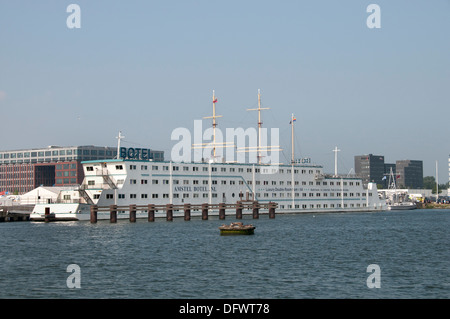 Das Amstel Botel an der Oosterdok ( IJ Port NDSM Wharf in Amsterdam Nord Niederlande ) Noordhollands Zeekanaal Amsterdam, Niederlande, Stockfoto