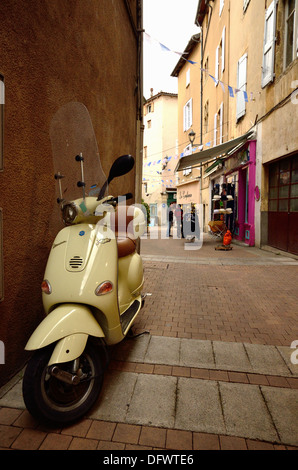 Roller parkten in einer Seitenstraße in Millau, Frankreich Stockfoto