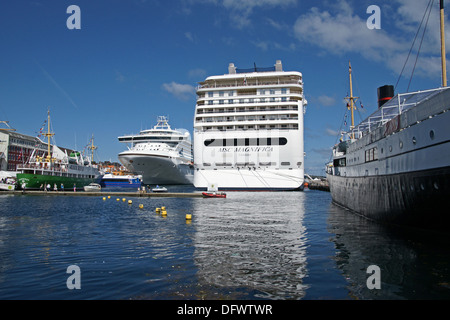 Kreuzfahrtschiffe, die Grand Princess & MSC Magnifica in Norwegen, Stavanger Hafen mit Sandness links und Rogaland Recht. Stockfoto