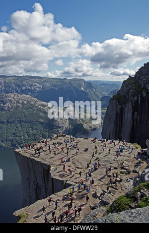 Touristen und Bergsteiger auf Anzeige zeigen Prekestolen (Preikestolen) am Lysefjord bei Stavanger Norwegen Stockfoto