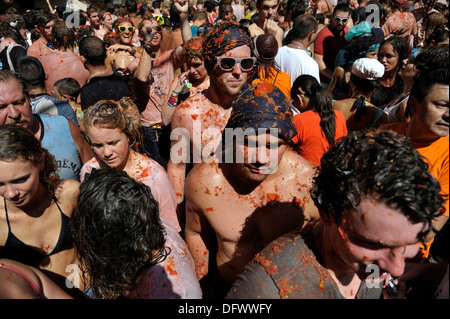 Bunol, Valencia, Spanien - Teilnehmer des jährlichen "Tomatina" bedeckt Tomatenmark Stockfoto