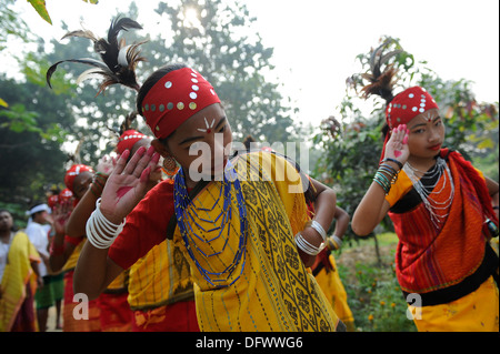 BANGLADESCH Madhupur, Garo Frauen tanzen beim traditionellen Erntefest Wangal, Garo ist eine ethnische und christliche Minderheit, sie leben in matrilinealer Gesellschaft Stockfoto