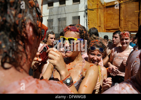 Bunol, Valencia, Spanien - Teilnehmer des jährlichen "Tomatina" bedeckt Tomatenmark Stockfoto