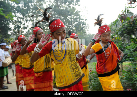 BANGLADESCH Madhupur, Garo Frauen tanzen beim traditionellen Erntefest Wangal, Garo ist eine ethnische und christliche Minderheit, sie leben in matrilinealer Gesellschaft Stockfoto