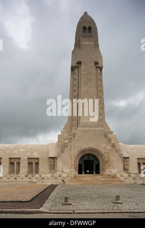 Frontalansicht des Turmes das Beinhaus von Douaumont Stockfoto