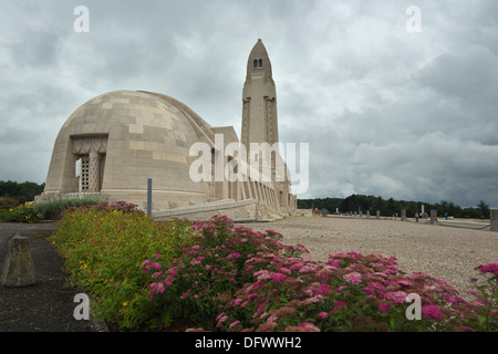 Seitliche Sicht auf das Beinhaus von Douaumont Stockfoto