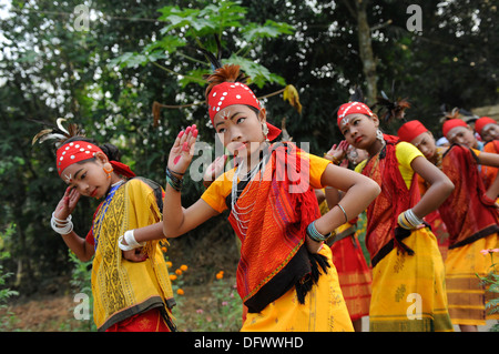 BANGLADESCH Madhupur, Garo Frauen tanzen beim traditionellen Erntefest Wangal, Garo ist eine ethnische und christliche Minderheit, sie leben in matrilinealer Gesellschaft Stockfoto