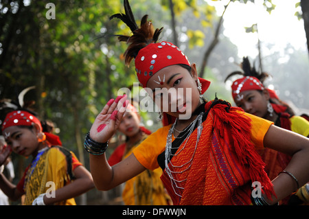 BANGLADESCH Madhupur, Garo Frauen tanzen beim traditionellen Erntefest Wangal, Garo ist eine ethnische und christliche Minderheit, sie leben in matrilinealer Gesellschaft Stockfoto