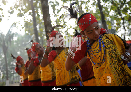 BANGLADESCH Madhupur, Garo Frauen tanzen beim traditionellen Erntefest Wangal, Garo ist eine ethnische und christliche Minderheit, sie leben in matrilinealer Gesellschaft Stockfoto