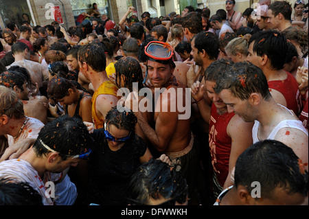 Bunol, Valencia, Spanien - Teilnehmer des jährlichen "Tomatina" bedeckt Tomatenmark Stockfoto