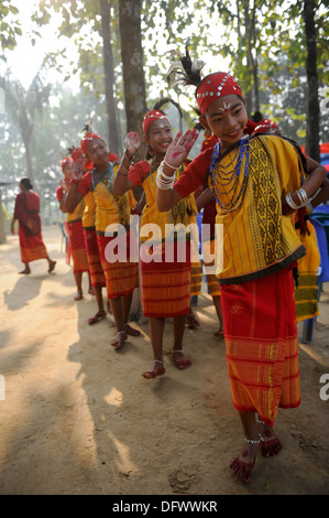 BANGLADESCH Madhupur, Garo Frauen tanzen beim traditionellen Erntefest Wangal, Garo ist eine ethnische und christliche Minderheit, sie leben in matrilinealer Gesellschaft Stockfoto