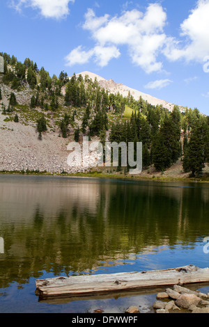 Überlegungen zum Emerald Lake in Lassen Volcanic Nationalpark im Nordosten von Kalifornien, USA. Stockfoto