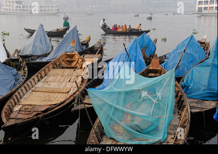 Bangladesch Dhaka Boote auf Buriganga Fluß, Fähre Mann schlafen unter Moskito Netz Stockfoto