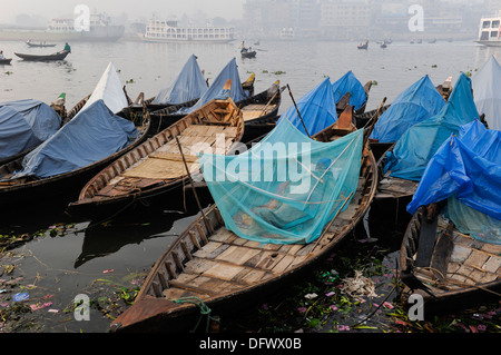 Bangladesch Dhaka Boote auf Buriganga Fluß, Fähre Mann schlafen unter Moskito Netz Stockfoto