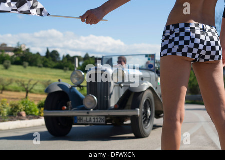 Mille Miglia, 1000 Miglia, Autorennen, Vintage, alt, Auto, Oldtimer, Pit Babe, Mädchen, Frau, Küken, geprüft, Flagge, Assisi, Italien Stockfoto