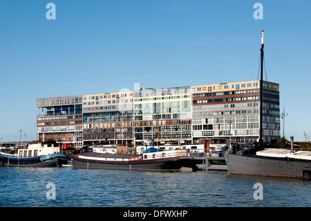 Apartments in Amsterdam Niederlande moderne Architektur auf Westerdoksdijkand zwischen Oude Houthaven und IJ port Hafen Kanal Stockfoto