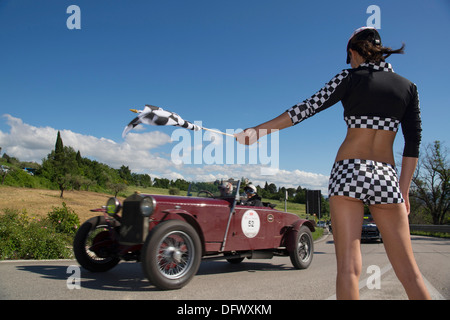 Mille Miglia, 1000 Miglia, Autorennen, Vintage, alt, Auto, Oldtimer, Pit Babe, Mädchen, Frau, Küken, geprüft, Flagge, Assisi, Italien Stockfoto