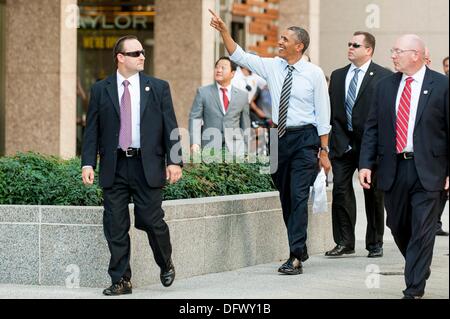 Washington, DC, USA. 4. Oktober 2013. Präsident Barack Obama Wellen an die Zuschauer im Taylor Gourmet an der Pennsylvania Avenue nach einem Spaziergang vom weißen Haus für ein Mittagessen zum mitnehmen. Der Grund gab er war sie hungern und die Einrichtung ist einen Prozent Rabatt beurlaubt Regierung Arbeiter als Indiz wie gewöhnliche Amerikaner suchen für einander geben. Pete Marovich/ZUMAPRESS.com/Alamy © Live-Nachrichten Stockfoto