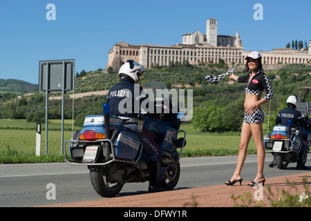 Polizia, Polizei, Fahrrad, Mille Miglia, 1000 Miglia, Autorennen, Pit Babe, Frau,, überprüft, Flagge, Assisi, Italien Stockfoto