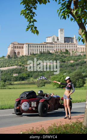 Mille Miglia, 1000 Miglia, Autorennen, Vintage, alt, Auto, Oldtimer, Pit Babe, Mädchen, Frau, Mädchen, geprüft, Flagge, Assisi, Italien Stockfoto