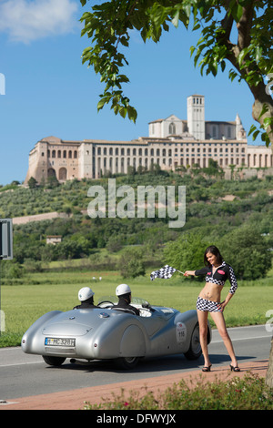 Mille Miglia, 1000 Miglia, Autorennen, Vintage, alt, Auto, Oldtimer, Pit Babe, Mädchen, Frau, Mädchen, geprüft, Flagge, Assisi, Italien Stockfoto