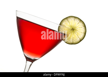 Crantini Cocktail oder Cranberry cocktail mit Scheibe Limette auf weißen Hintergrund isoliert Stockfoto