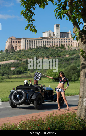 Mille Miglia, 1000 Miglia, Autorennen, Vintage, alt, Auto, Oldtimer, Pit Babe, Mädchen, Frau, Mädchen, geprüft, Flagge, Assisi, Italien Stockfoto