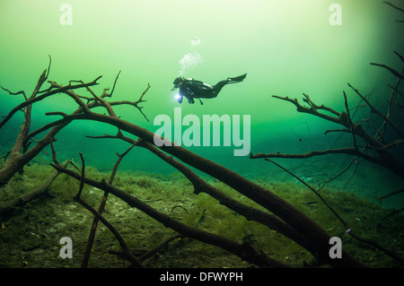 Ein Taucher in der Autowaschanlage Cenote System in Mexiko. Stockfoto