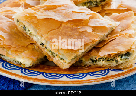 Spanakopita, griechische Spinatpastete mit Feta-Käse und Filo party am auf Platte Stockfoto