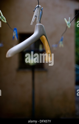 Aufhänger und Wäscheklammern auf der Wäscheleine Stockfoto
