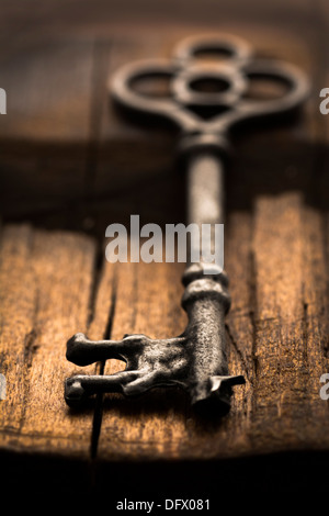 Alte verzierte Skelettschlüssel auf grobe Holz Hintergrund mit selektiven Fokus Stockfoto