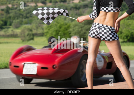 Ferrari, Mille Miglia, 1000 Miglia, Autorennen, Oldtimer, Oldtimer, Pit Babe, Mädchen, Frau, Mädchen, geprüft, Flagge, Assisi, Italien Stockfoto