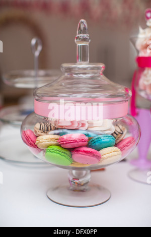 Krug von Paris bunten Macarons auf den Hochzeitstisch Stockfoto